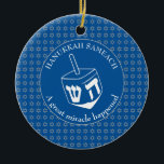 HANUKKAH SAMEACH | Dreidel | Chanukah Keramik Ornament<br><div class="desc">Stilvolles HANUKKAH SAMEACH Ornament mit Imitaten silberner Star von David in einem gefliesten Muster und einem großen weißen Dreifach in der Mitte. Die Hintergrundfarbe ist Tekhelet Blue. Der Text liest HANUKKAH SAMEACH oben, und am unteren Rand ein GROSSER WUNDER PASSIERT. Beide sind KUNDENBAR, wenn Sie durch einen Namen oder einen...</div>