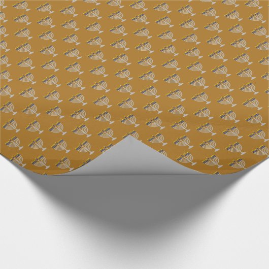 Hanukkah Silver Menorah auf Matte Gold Geschenkpapier (Ecke)