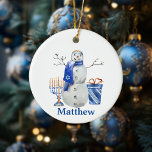 Hanukkah Snowman Blue Personalisierter Name Menora Keramik Ornament<br><div class="desc">Dieses Design entstand durch digitale Kunst, es kann in dem Bereich personalisiert sein, der durch das Ändern des Fotos oder das Hinzufügen eigener Wörter zur Verfügung gestellt oder angepasst wird. Kontaktieren Sie mich unter colorflowcreations@gmail.com , wenn Sie dieses Design für ein anderes Produkt haben möchten. Kaufen Sie meine originale abstrakte...</div>