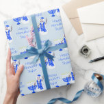 Hanukkah Snowman Chrismukka Name und Nachricht Geschenkpapier<br><div class="desc">Personalisieren Sie dieses niedliche Hanukkah Snowman Packpapier mit dem Namen des glücklichen Empfängers oder fügen Sie Ihren Namen und Chanukah Nachricht für eine benutzerdefinierte Rolle nur für Sie. Dieses Geschenkstück ist mit niedlichen Schneemännern und Menorahs in tiefblauen Tönen dekoriert und macht Spaß. Von den traditionellen acht Nächten der Geschenke bis...</div>