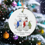 Hanukkah Snowman Weihnachten Unsere erste Chrismuk Keramik Ornament<br><div class="desc">Dieses Design kann in dem Bereich personalisiert werden, der durch das Ändern des Fotos und/oder Textes zur Verfügung gestellt wird. Sie können auch angepasst werden, indem Sie auf Vorlage personalisieren klicken und dann auf die Schaltfläche klicken, um weitere Optionen anzupassen, um die Hintergrundfarbe zu löschen oder zu ändern, Text hinzuzufügen,...</div>