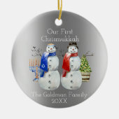 Hanukkah Snowman Weihnachten Unsere erste Chrismuk Keramik Ornament (Vorne)