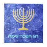Hanukkah Snowstorm Menorah Fliese<br><div class="desc">Eine glühende goldene Hanukkah menorah und "Chag Chanukkah Sameach" (Happy Hanukkah) in leuchtend blau-weiß Text überlagert auf einem blau-weiß-Fraktal Bild erinnert an Schneeflocken in einem Sturm.</div>
