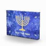Hanukkah Snowstorm Menorah Fotoblock<br><div class="desc">Eine goldene Hanukkah menorah überlagert auf einem blau-weiß-Fraktal Bild erinnert an Schneeflocken in einem Sturm. Fügen Sie Ihren eigenen Text hinzu. Chag Sameach!</div>