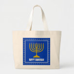 HANUKKAH Star David Menorah Personalisiert BUE Jumbo Stoffbeutel<br><div class="desc">Stilvolle Tasche mit goldfarbener Menorah und silberfarbenem Stern von David auf einem BLAU Hintergrund (blau, um die israelische Flagge zu entsprechen). Der Gruß HAPPY HANUKKAH ist individuell einstellbar, sodass Sie Ihren Namen hinzufügen oder den Gruß ändern können. Weitere passende Artikel sind in der HANUKKAH Kollektion von Berean Designs erhältlich, sodass...</div>