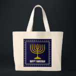 HANUKKAH Star David Menorah Personalisiert DARK BL Jumbo Stoffbeutel<br><div class="desc">Stilvolle Tasche mit goldfarbener Menorah und silberfarbenem Star of David auf einem DARK BLUE Hintergrund. Der Gruß HAPPY HANUKKAH ist individuell einstellbar, sodass Sie Ihren Namen hinzufügen oder den Gruß ändern können. Weitere passende Artikel sind in der HANUKKAH Kollektion von Berean Designs erhältlich, sodass Sie einige großartige Hanukkah Geschenkideen Sets...</div>