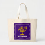 HANUKKAH Star David Menorah Personalisiert Lila Jumbo Stoffbeutel<br><div class="desc">Stilvolle Tasche mit goldfarbener Menorah und silberfarbener Star of David auf einem königlichen LILA Hintergrund. Der Gruß HAPPY HANUKKAH ist individuell einstellbar, sodass Sie Ihren Namen hinzufügen oder den Gruß ändern können. Weitere passende Artikel sind in der HANUKKAH Kollektion von Berean Designs erhältlich, sodass Sie einige großartige Hanukkah Geschenkideen Sets...</div>