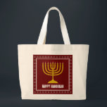 HANUKKAH Star David Menorah Personalisiert WINE RE Jumbo Stoffbeutel<br><div class="desc">Stilvolle Tasche mit goldfarbener Menorah und silberfarbener Star of David auf einem BURGUNDY WINE RED Hintergrund. Der Gruß HAPPY HANUKKAH ist individuell einstellbar, sodass Sie Ihren Namen hinzufügen oder den Gruß ändern können. Weitere passende Artikel sind in der HANUKKAH Kollektion von Berean Designs erhältlich, sodass Sie einige großartige Hanukkah Geschenkideen...</div>