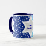 Hanukkah Star der David-Tasse Tasse<br><div class="desc">Feiern Sie Hanukkah mit dieser fröhlichen Tasse und zeigen Sie Stolz auf Ihr Erbe. Verlass die Hanukkah-Nachricht so wie sie ist,  oder füge deine eigene Nachricht hinzu,  um die Saison aufzuheitern. Verfügbar mit passenden Produkten.</div>