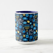Hanukkah Symbole Blaues Muster Tasse (Zentrum)