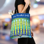 Hanukkah Trendy Blue Green Menorah Individuelle Na Tasche<br><div class="desc">Ein nahes Foto eines hellen, farbenfrohen, blauen und grünen künstlerischen menorah-Fotos trägt dazu bei, den Urlaub in Hanukka stilvoll zu gestalten. Fühlen Sie die Wärme und Freude der Ferienzeit, wenn Sie diese atemberaubende, farbenfrohe Hanukkah personalisierten Namen Tote Tasche. Passende Karten, Aufkleber, Serviertablette und andere Produkte sind in meiner "Hanukkah Colorful,...</div>