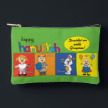 Hanukkah Zeevie und Friends Dreidel Zubehörtasche<br><div class="desc">Hanukkah mit Zeevie und Freunden, Dreidel Game Pouch. Alle Designelemente können bearbeitet werden. Ändern Sie bearbeitbaren Text mit Stil, Farbe und Größe Ihres bevorzugten Schriftartes. Füllen Sie den Beutel mit dreidimensionalen und spielen Sie Leckereien. Spiel an!! Happy Hanukka! Beutel Typ: Druck schneiden Nähen Kleines Zubehör Pouch Unsere Beutel sind in...</div>