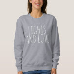 Hanukkah Zitat Liebe handgeschriebene Textlampen Sweatshirt<br><div class="desc">Feiern Sie die Jahreszeit mit diesem gemütlichen und stilvollen Sweatshirt "Lights and Liebe". Dieses Sweatshirt ist ein puristisches Design mit handgeschriebener Typografie und eignet sich hervorragend für Hanukkah-Feste oder als alltägliche Erinnerung von Wärme und Positivität. Die einfache, aber sinnvolle Botschaft macht es zu einem großartigen Geschenk für Freunde und Familie,...</div>