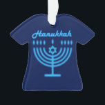 Hanukkiah Happy Hanukkah Jewish Holiday Menorah Ornament<br><div class="desc">Hanukkiah-Symbol. Happy Hanukkah Party Jüdischer Urlaub Blue Menorah. Jüdisches Holiday Chanukkah Dekoration mit traditionellem Chanuka Dekorationssymbol - Navy Blue Farbe hanukkiah menorah, Kerzenhalter mit Kerzen, Stern von David und neon blaue Lichter Illustration. Hanukkah Festival der Lichter Event Dekoration. Jerusalem, Israel. Zuhause > Zuhause Décor > Weihnachtsdekoration > Ornamente Modernes Design...</div>