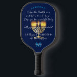 Hanukkiah Happy Hanukkah Jewish Holiday Menorah Pickleball Schläger<br><div class="desc">Hanukkiah Menorah Symbol mit Monogramm. Happy Hanukkah Party jüdischer Urlaub Hanukkiah. Jüdisches Holiday Chanukkah Dekoration mit traditionellem Chanukah Dekorationssymbol - hanukkiah menorah, Kerzenhalter mit Kerzen, Stern von David und Spinning Top, Donuts Navy Blue Farbmuster Abbildung. Hanukkah Festival der Lichter Event Dekoration. Jerusalem, Israel. Sport, Spielzeug & Spiele > Sport &...</div>