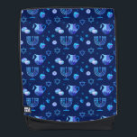 Hanukkiah Happy Hanukkah Jewish Holiday Menorah Rucksack<br><div class="desc">Hanukkiah-Symbol. Happy Hanukkah Party jüdischer Urlaub Blue Menorah Muster. Jüdisches Holiday Chanukkah Dekoration mit traditionellem Chanuka Dekorationssymbol - Navy Blue Farbe hanukkiah menorah, Kerzenhalter mit Kerzen, Stern von David und neon blaue Lichter Illustration. Hanukkah Festival der Lichter Event Dekoration. Jerusalem, Israel.Zubehör > Beutel & Wallets > Backpacks Judaika Modernes Design...</div>