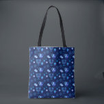 Hanukkiah Happy Hanukkah Jewish Holiday Menorah Tasche<br><div class="desc">Hanukkiah-Symbol. Happy Hanukkah Party jüdischer Urlaub Blue Menorah Muster. Jüdisches Holiday Chanukkah Dekoration mit traditionellem Chanuka Dekorationssymbol - Navy Blue Farbe hanukkiah menorah, Kerzenhalter mit Kerzen, Stern von David und neon blaue Lichter Illustration. Hanukkah Festival der Lichter Event Dekoration. Jerusalem, Israel. Zubehör > Taschen & Wallets > Tasche & Einkaufstaschen...</div>