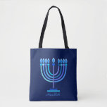 Hanukkiah Happy Hanukkah Jewish Holiday Menorah Tasche<br><div class="desc">Hanukkiah-Symbol. Happy Hanukkah Party Jüdischer Urlaub Blue Menorah. Jüdisches Holiday Chanukkah Dekoration mit traditionellem Chanuka Dekorationssymbol - Navy Blue Farbe hanukkiah menorah, Kerzenhalter mit Kerzen, Stern von David und neon blaue Lichter Illustration. Hanukkah Festival der Lichter Event Dekoration. Jerusalem, Israel. Zubehör > Taschen & Wallets > Tasche & Einkaufstaschen >...</div>