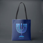 Hanukkiah Happy Hanukkah Jewish Holiday Menorah Tasche<br><div class="desc">Hanukkiah-Symbol. Happy Hanukkah Party Jüdischer Urlaub Blue Menorah. Jüdisches Holiday Chanukkah Dekoration mit traditionellem Chanuka Dekorationssymbol - Navy Blue Farbe hanukkiah menorah, Kerzenhalter mit Kerzen, Stern von David und neon blaue Lichter Illustration. Hanukkah Festival der Lichter Event Dekoration. Jerusalem, Israel. Zubehör > Taschen & Wallets > Tasche & Einkaufstaschen >...</div>