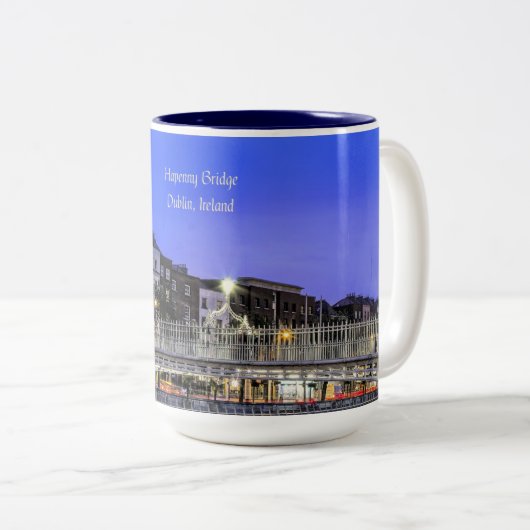 Ha'penny Bridge, Dublin, Irland landschaftliches F Zweifarbige Tasse (VorderseiteRechts)