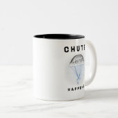 Happens - ein Fallschirmdesign Zweifarbige Tasse (VorderseiteRechts)