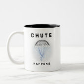 Happens - ein Fallschirmdesign Zweifarbige Tasse (Links)