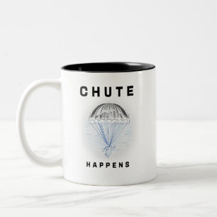 Happens - ein Fallschirmdesign Zweifarbige Tasse