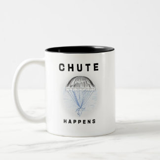 Happens - ein Fallschirmdesign Zweifarbige Tasse