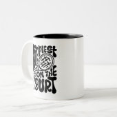 Happiest on the Court Zweifarbige Tasse (Vorderseite Links)