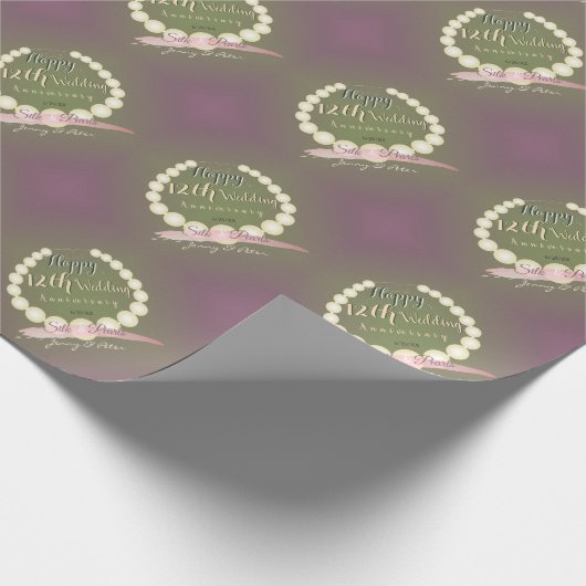 "Happy12th Wedding Anniversary" Pearl Graphic Geschenkpapier (Ecke)