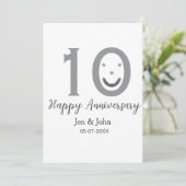 Happy 10. Jubiläum Datum grau kühn emoji Einladung (Stehend Vorderseite)
