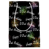Happy 22. Geburtstag Feuerwerk auf schwarz Mittlere Geschenktüte (Vorderseite)