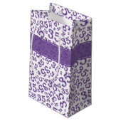 Happy 35. Geburtstag Zahlenmuster Lila/weiß Kleine Geschenktüte (Rückseite Schrägansicht)