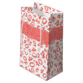 Happy 40th Birthday Number Pattern Coral/White 40 Kleine Geschenktüte (Rückseite Schrägansicht)