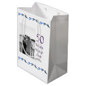 Happy 50. Jubiläum fügen Sie Pärchen Namen Datum H Mittlere Geschenktüte (Rückseite Schrägansicht)