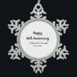 Happy 50. Jubiläum fügen Sie Pärchen Namen Datum H Schneeflocken Zinn-Ornament<br><div class="desc">Gestaltung</div>
