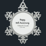 Happy 50. Jubiläum fügen Sie Pärchen Namen Datum H Schneeflocken Zinn-Ornament<br><div class="desc">Gestaltung</div>