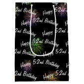 Happy 52. Geburtstag Feuerwerk auf schwarz Mittlere Geschenktüte (Rückseite)