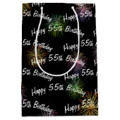 Happy 55. Geburtstag Feuerwerk auf schwarz Mittlere Geschenktüte (Vorderseite)