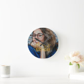 Happy 60. Geburtstag Script Personalisiertes Foto Runde Wanduhr (Zuhause)