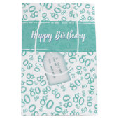 Happy 80. Aquamarin/weiß Zufallszahlenmuster Mittlere Geschenktüte (Vorderseite)