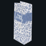 Happy 80th Birthday Blau und Weiße Zahlenmuster Geschenktüte Für Weinflaschen<br><div class="desc">Personalisieren Sie einfach das Geschenketikett und "Happy Birthday" mit den mitgelieferten Text-Vorlagen. Dieses Design ist ein blau-weiß-zufälliges Zahlenmuster mit der Meilensteinzahl 80, das in verschiedenen Größen und Winkeln für einen Gesamtdruck wiederholt wird. Es gibt einen gedruckten Banner und ein Geschenktag mit Vorlagen, die Sie mit Ihren eigenen Wörtern, Namen, Initialen...</div>