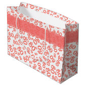 Happy 80th Coral/White Random Number Pattern Große Geschenktüte (Rückseite Schrägansicht)
