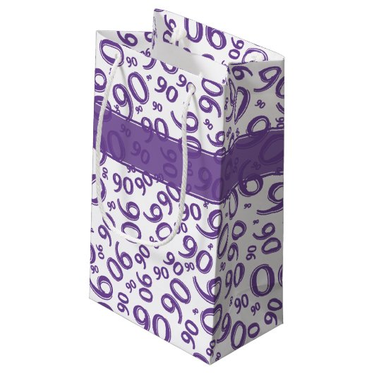 Happy 90. Random Number Pattern Lila/weiß Kleine Geschenktüte (Rückseite Schrägansicht)
