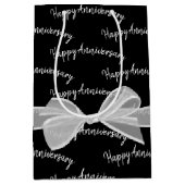 Happy Anniversary Bow on Black Mittlere Geschenktüte (Vorderseite)