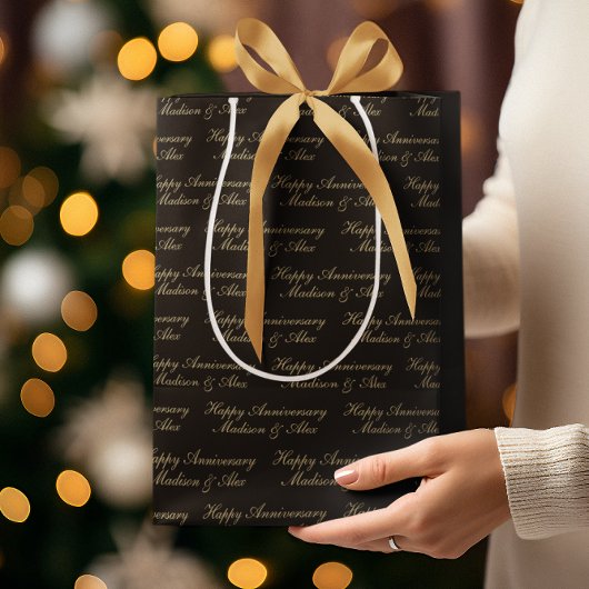Happy Anniversary Script with Name Black Gold Mittlere Geschenktüte