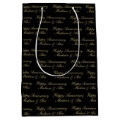 Happy Anniversary Script with Name Black Gold Mittlere Geschenktüte (Vorderseite)