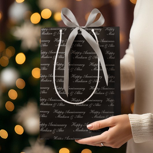 Happy Anniversary Script with Name Black Silver Mittlere Geschenktüte