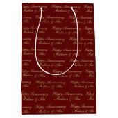 Happy Anniversary Script with Name Burgundy Gold Mittlere Geschenktüte (Vorderseite)