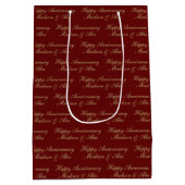 Happy Anniversary Script with Name Burgundy Gold Mittlere Geschenktüte (Rückseite)